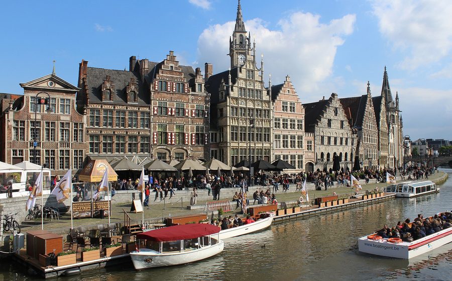 Le facciate storiche della Graslei lungo il canale a Gand