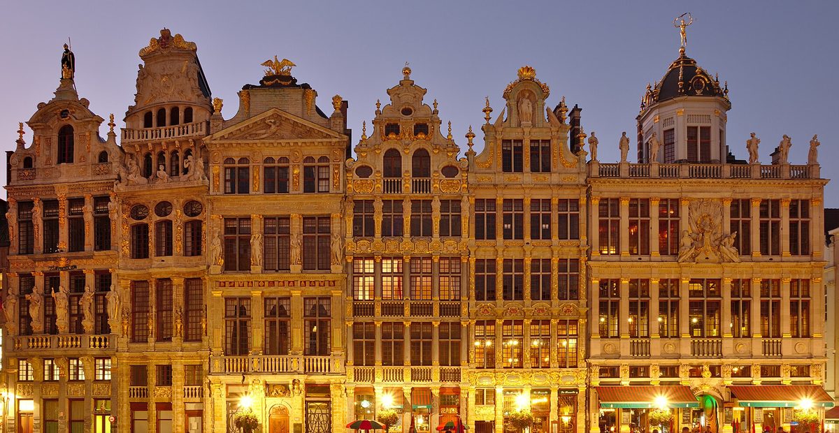 Le case delle corporazioni della Grand-Place di Bruxelles illuminate al crepuscolo