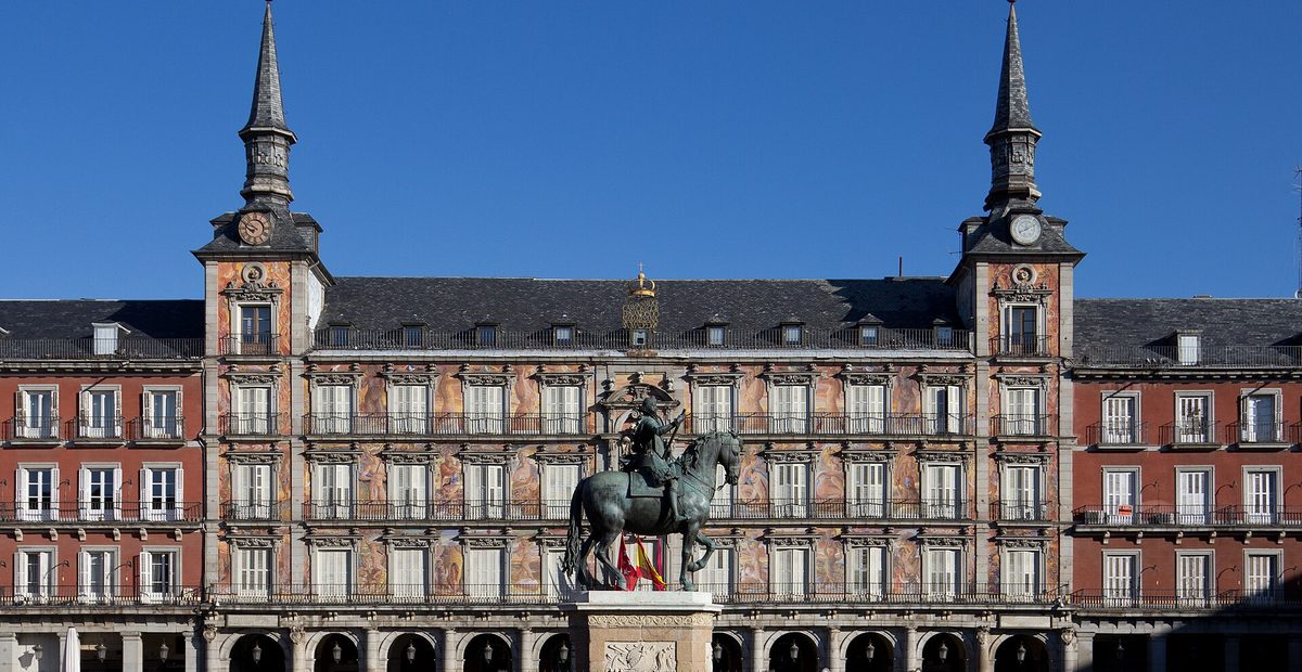 La Plaza Mayor di Madrid con la statua equestre di Filippo III