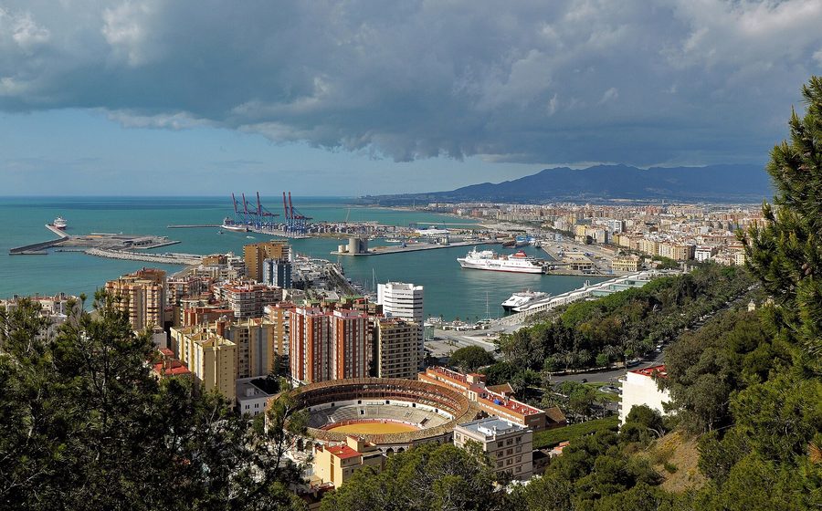 Vista di Malaga e del suo porto dal Castillo de Gibralfaro