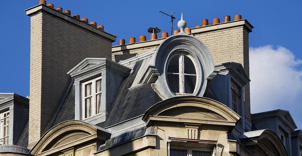 Tetti e abbaini di un palazzo parigino