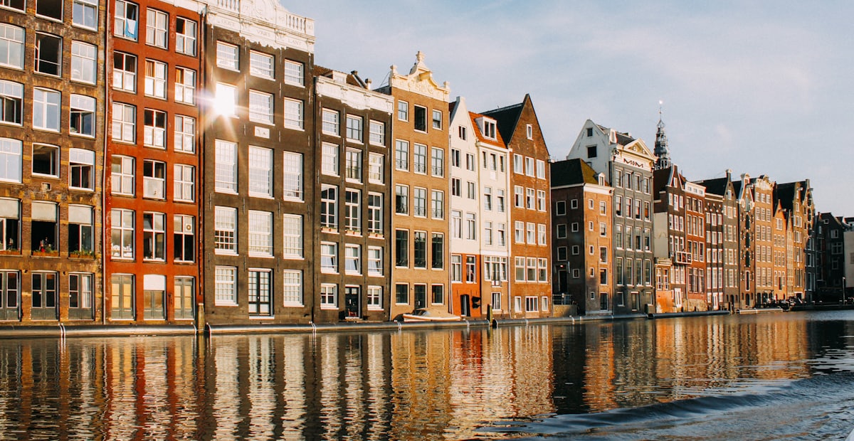 Case colorate lungo un canale di Amsterdam, Paesi Bassi