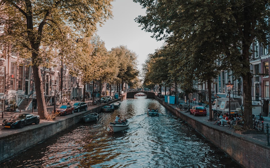 Canale di Amsterdam durante il giorno